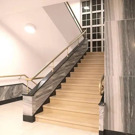 Elegant In The Center * Βρότσλαβ