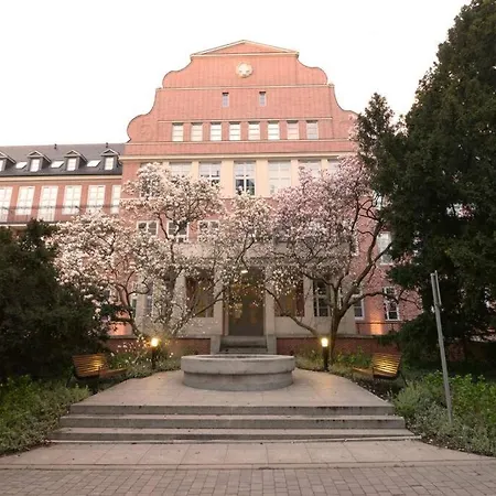 Elegant In The Center * Βρότσλαβ